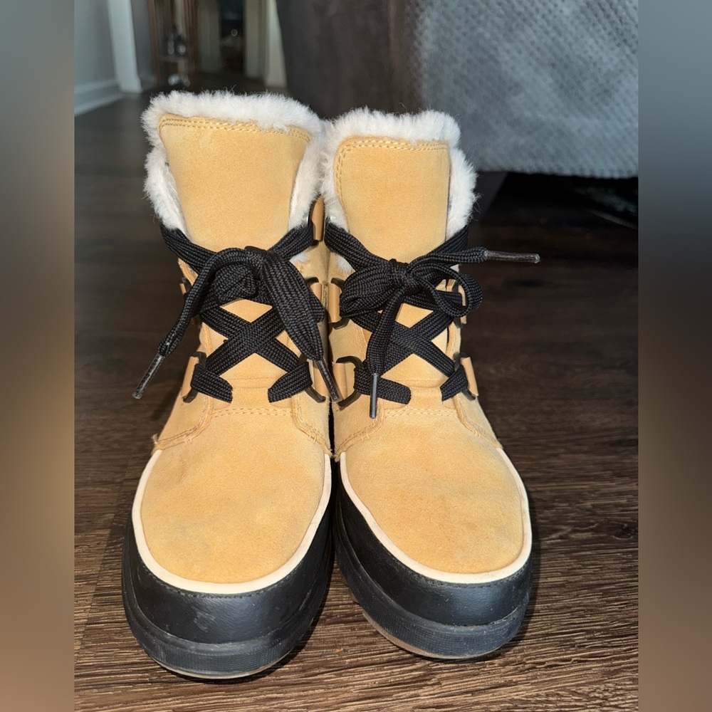 Cozy Durable Sorel Tivoli IV Light Tan and Black Winter Boots